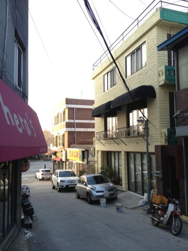 anotherandyh's tweet photo. @FUTUREfutureMAN & mine's new place! 3rd floor with personal roof access! 1st & 2nd floor is landlord's new restaurant! http://t.co/h0EYc09b