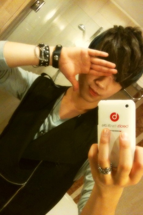 CHUNIELbiased's tweet photo. You can't see my eyes~~~ Today is an energetic day!! -changjo- @TEEN_TOP 내 눈 안보이지롱~~~~ :-) 오늘도 힘찬 하루!! -창조- http://t.co/gfrFoM5G