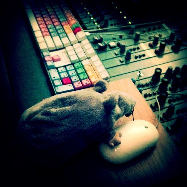 "Ratón sobre ratón" o "Mezclando el disco de All La Glory"