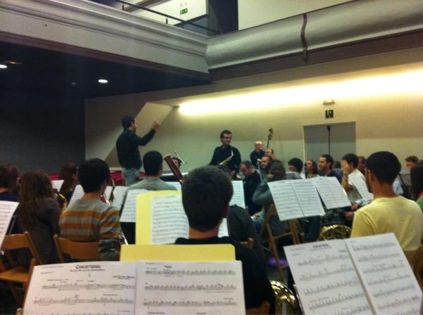 amsenienca's tweet photo. Avui tenim el luxe de comptar amb un trio de jazz i saxo alt solista per assajar Concertango. Pep Solé és el bateria! http://t.co/U7Jjfi1G