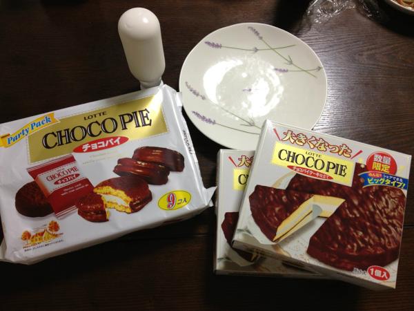 Q200m's tweet photo. 甘いものが死ぬほど欲しかったので、ビッグチョコパイバーガーを作った＆完食しました;D http://t.co/qKlX3vco