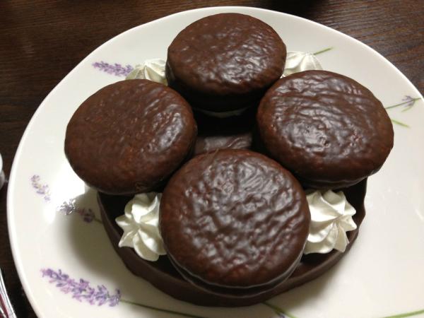 Q200m's tweet photo. 続いて隙間にホイップクリームを入れて崩れないように接着していきます http://t.co/1yRNuaKV