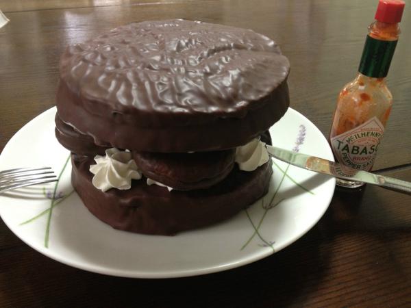 Q200m's tweet photo. 自作ビッグチョコパイバーガー完成！
総カロリー役3500kcal！ http://t.co/cOM4Kut9
