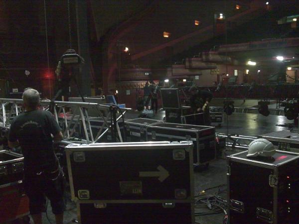 SleepingSouls's tweet image. 10.35 Lighting trusses are off the ground, waiting to be finished and flown #fthctour