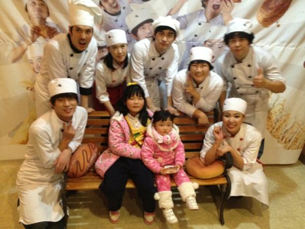bw1213's tweet photo. 두 딸래미와 뮤지컬 제빵왕 김탁구 출연진 http://t.co/b9SglEWZ
