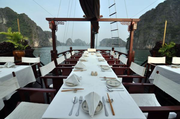 leonefabre's tweet image. #DragonsPearl #HalongBay #Vietnam .... Lunch table setting on board the Dragons Pearl Junk ....