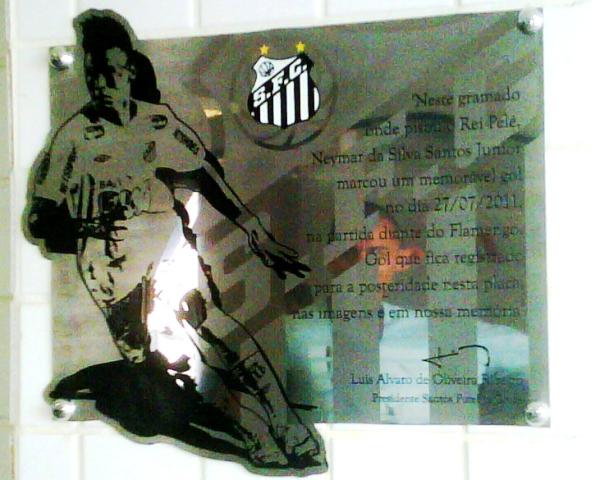 SantosFC's tweet photo. Placa já instalada junto ao Portão 6 da Vila em homenagem ao gol de Neymar contra o Flamengo, dia 27/07, na Vila http://t.co/s49Mg9Lc