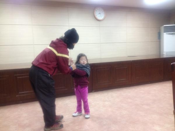 erer0721's tweet photo. 춤바람 난 우리 아인이 ㅎㅎ http://t.co/QxBRzwUi