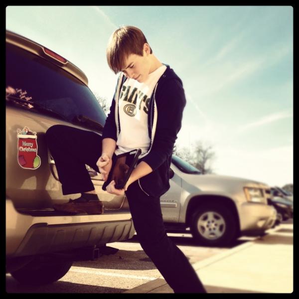 WillTucker16's tweet photo. @DJRoberts04 rockin the iPad http://t.co/oXROu7UC