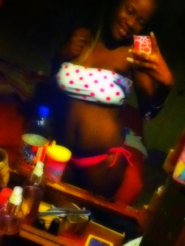 HotNylaa5's tweet photo. Kiss me all ova , throw cash like a Showa!! http://t.co/4Gkznwx