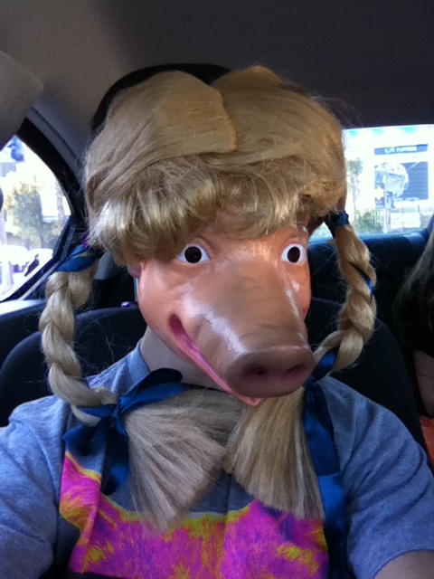 LittleChris's tweet photo. Me with pig mask - Yo con mascara de cerdo http://t.co/3krNQKpz