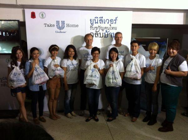 Teekhong_'s tweet photo. พิธีกร ตีฆ้องร้องข่าว ร่วมกับ ยูนิลิเวอร์ แพกถุงกลับบ้าน http://t.co/zKoP3Bnh
