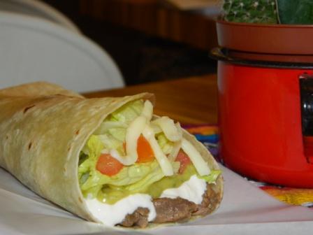 TAKOS_BR's tweet photo. Steak Burrito do TAKOS.Hummm!Carne grelhada, salsa mexicana, alface, queijo, tomate e sour cream.É de dar água na boca! http://t.co/F5XAXrZz