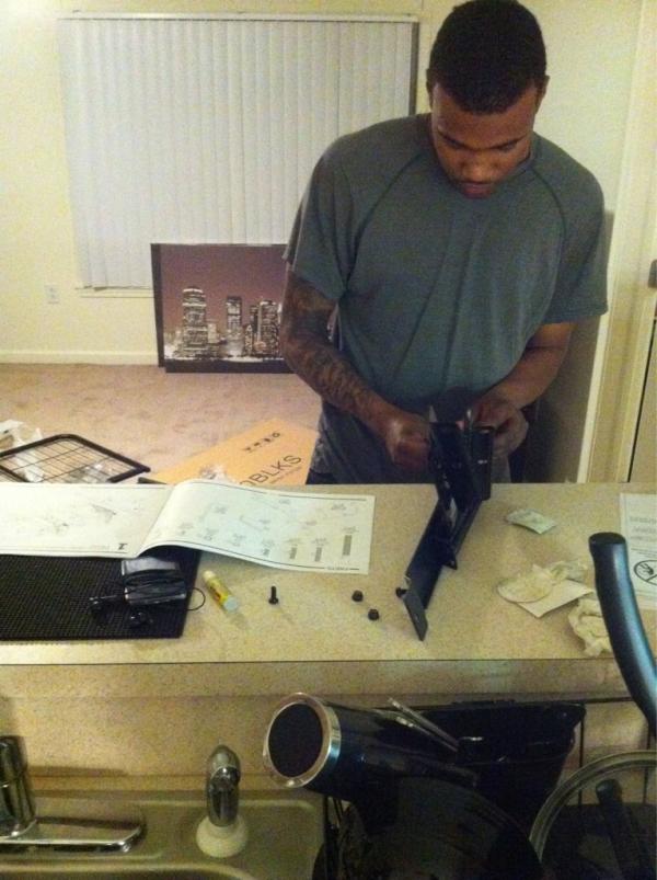 Keyz21B's tweet photo. Get da futon together #slavework http://t.co/vF3qpNN1
