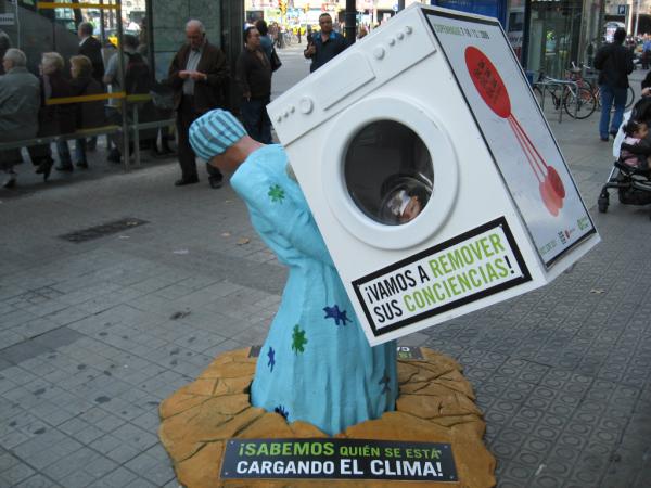 luisyepesb's tweet photo. A propósito de #Durban y el cambio climático, una protesta, hace dos años, en #Barcelona. Toda actual. http://t.co/A5yHJn7F
