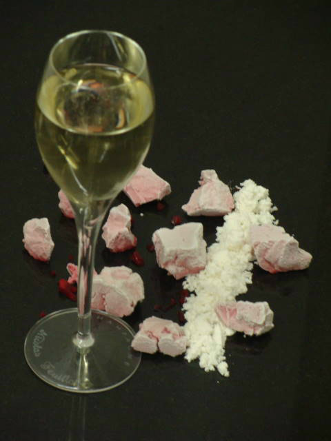 Lucas Geluk heeft de cava van El Bulli kunnen bemachtigen. Als aperatief met rotsen van vossenbessen.