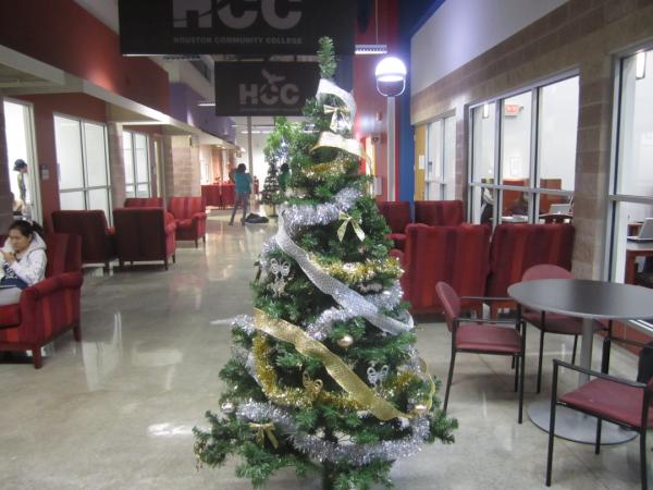 HCCWestLoopSL's tweet photo. We're getting into the Christmas spirit! How you like our tree? http://t.co/EbWoJgDU
