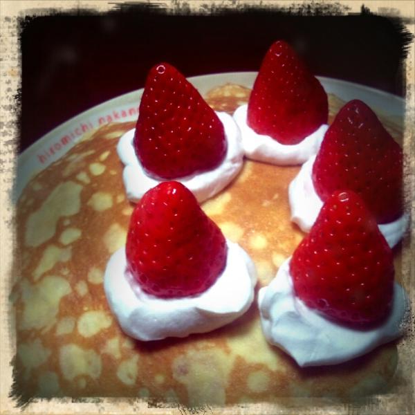 macomocco's tweet photo. イチゴもらったのでミルクレープ作ってみました♪
味見しすぎておなか一杯(o-∀-o) http://t.co/sJJ5piVo