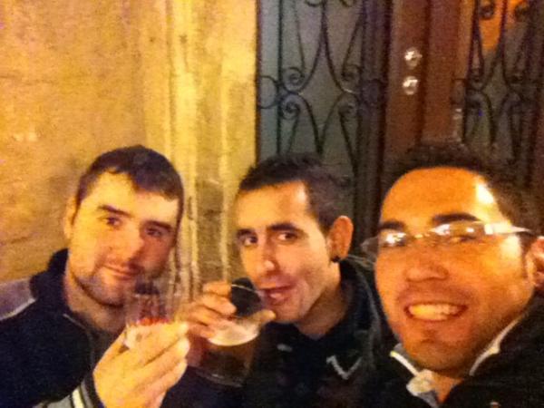 Acena_84's tweet photo. @willye_84 @mikelnogui emborrachandonos y hablando de idiomas http://t.co/jFNJrww0