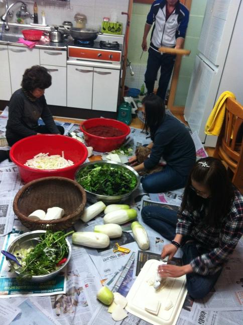 Contents_LIfe's tweet image. 부모님 김장에 며느리와 손녀가 같이. 3대 김치완성