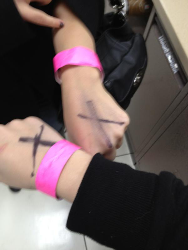 ashley_flo's tweet image. Me and @Chelsea_317 cool Xs lmao #under21problems