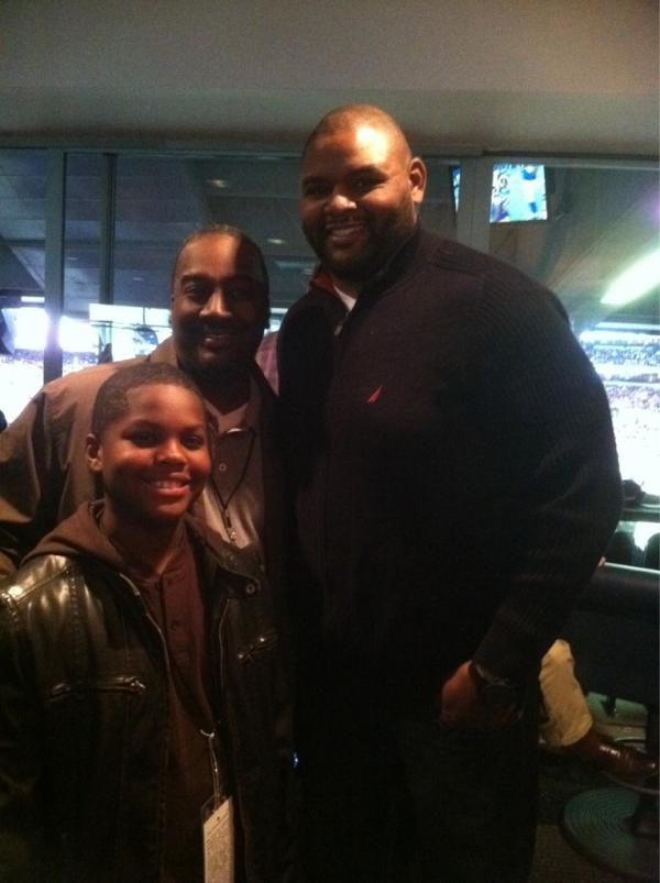 ramsgame's tweet photo. Lucky Facebook contest winners visit with members of 1999 Super Bowl team in their suite! http://t.co/4i1TMVHQ
