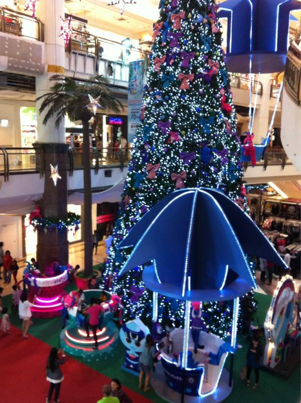 仏教国タイでもクリスマスは一大イベント。デパートは飾りつけもBGM もクリスマス一色。でも来年2月くらいまでこの飾りつけのままですが。