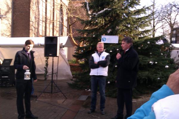 RebeccaAcceber1's tweet photo. #groep van #stenden overhandigt #vredeslicht aan de #burgermeester van #emmen http://t.co/bIYxPRTr