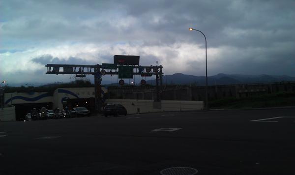 JOSMOUR's tweet image. 大白天怎不关灯?