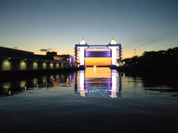 沼津港なう。水門と夕焼けとライトアップ。いいんじゃないの。