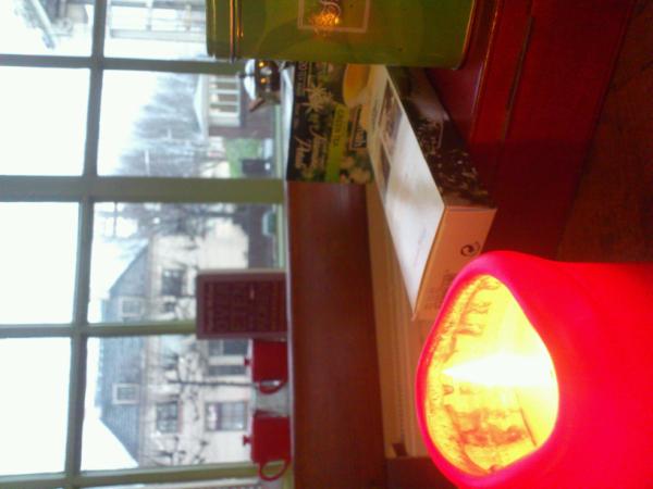 Badlaken mee emmer en een schep zonnebrand en warme chocomel