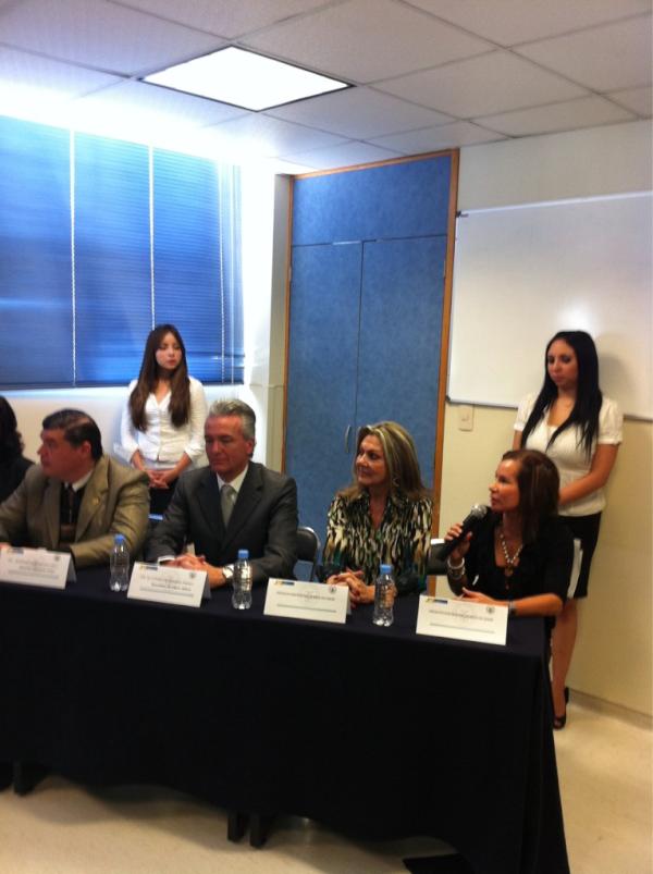 anabelahs's tweet photo. Nosotros por los niños con cancer, la Sria d Salud y Seguro Popular inician ala oncologica pediadrica en Zoquipan!!! http://t.co/ORiZ5dt1