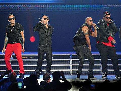 Jesseduque's tweet photo. RT @DeLaGhettoReal: RT @XairitaGeezy17: El Regreso De Los Vakeros Todo Un #Exiito @DeLaGhettoReal @wisinyyandel http://t.co/o35az1qI