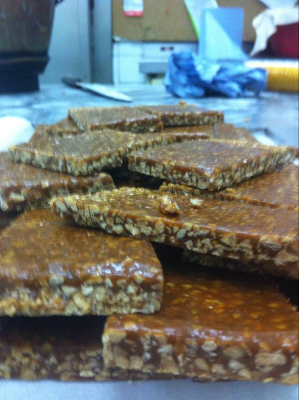 ConfiteriMerino's tweet photo. Hoy toca, un poco de Guirlache de almendra.... http://t.co/dBtcJC2X