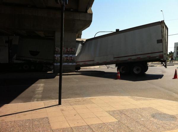 radioelfaro957's tweet photo. camion quedo atrapado en paso nivel de 4 esquinas con carretera... http://t.co/10cXPI1g
