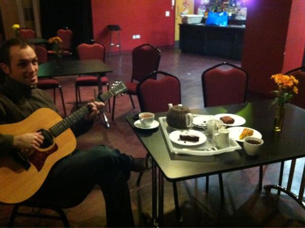 uiscedwr's tweet photo. Aww Ropetackle Arts Centre, tea an cake on arrival. Love you! Tea cosy too! http://t.co/fWANzk4W