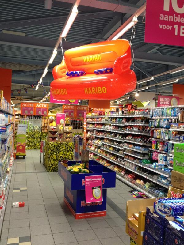 Maak kans op deze Haribo-loungebank!! #Haribo kikkers,kersen,perziken en banaantjes per zak €1,-! <a href="/Haribo/">HARIBO</a>