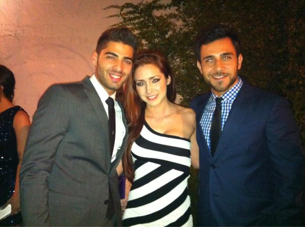 ncmprod11's tweet photo. A punto de entrar a la alfombra de @peopleenespanol @jasoncanela @ferrocarlos http://t.co/IyGKl8Kh