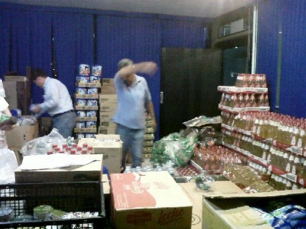 siapatepic's tweet photo. !! Preparando para la entrega de despensas al personal..."Tan claro como el Agua.. http://t.co/km1DIrop