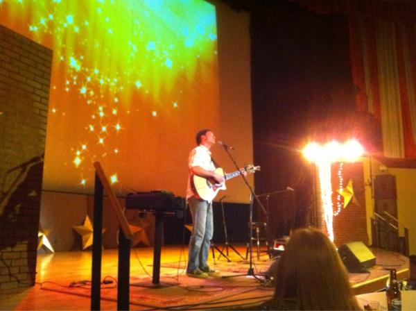 RazorBrain's tweet photo. Enjoying #JustinRoth playing @ Stargazers in Colorado Springs with my wife! http://t.co/EhwD0X4B
