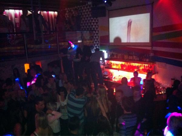 Pussylounge's tweet photo. Vakar @Pussylounge... 
Nee vakar @Pussylounge  bija ar glanciiti:) http://t.co/XVqJLiRt