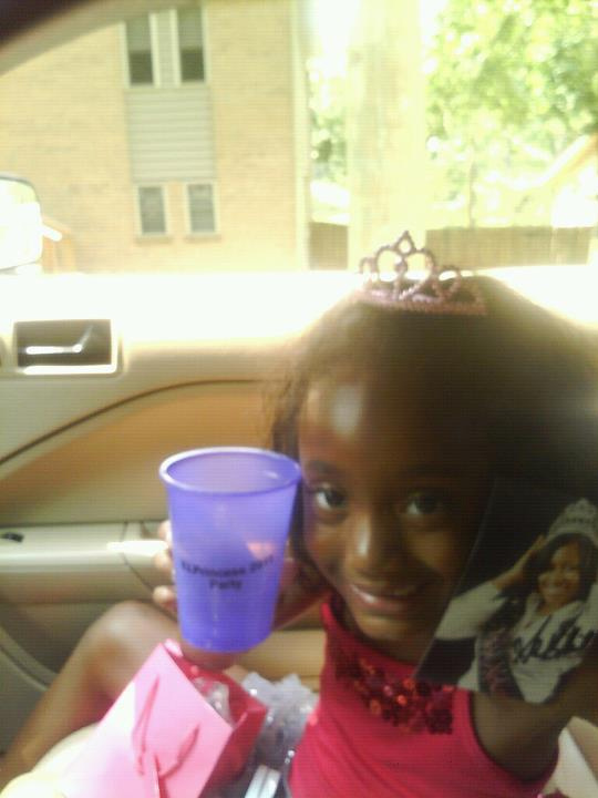 ArneshyaJackson's tweet photo. Leaving the VIPrincess Party with my goodies... #lil miss arneshya' http://t.co/FzXkSkL6
