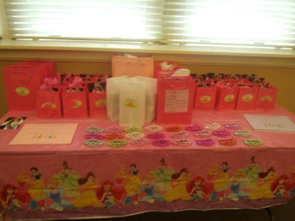 ArneshyaJackson's tweet photo. Goodie bags for the princesses at the VIP Princess Party http://t.co/PC39bROc