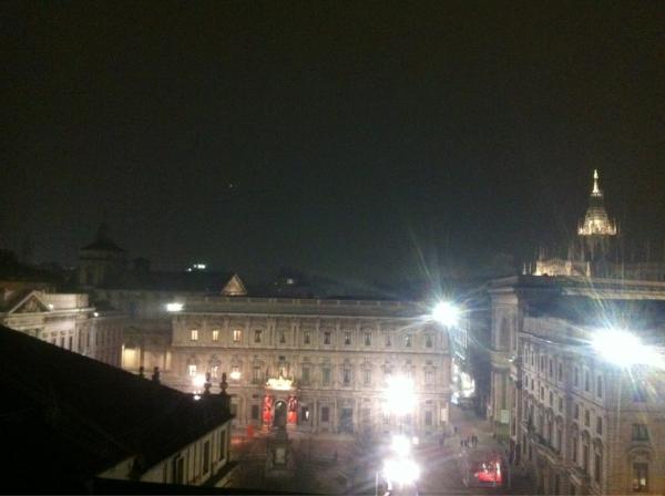 RobertoBolle's tweet photo. ...e anche oggi finito con gli allenamenti. Let's go home! #beautifulview 
#LaScalaTheatre http://t.co/QfQCiaF5