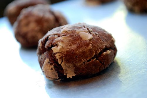 Holiday Baking with Your Kids: Chocolate Crinkle Cookies bit.ly/tNNDAJ --