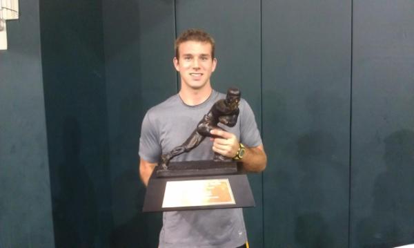 SundayRunner314's tweet image. Raise your hand if you held the #heisman trophy today... #handheldhigh