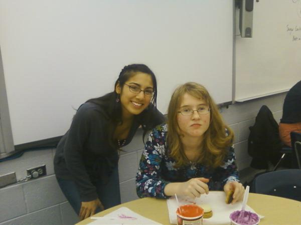 YHSBestBuddies's tweet photo. Angie and her buddy take a picture while decorating cookies! http://t.co/o52MKGCM