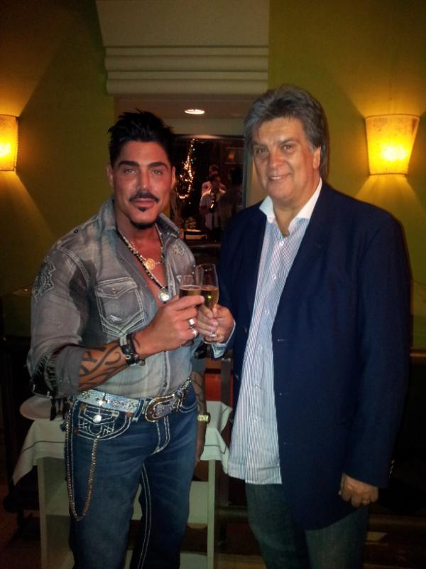 ricarfort's tweet photo. CENA DE PRENSA PRESENTANDO "VENTURISIMO" CON LUIS VENTURA PRODUCCION RICARDO FORT. 6 DE ENERO VILLA GESELL... http://t.co/WgEsaTAo