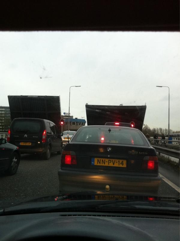 Leuk zo'n brug die open staat en niet meer naar beneden gaat #duurtlang