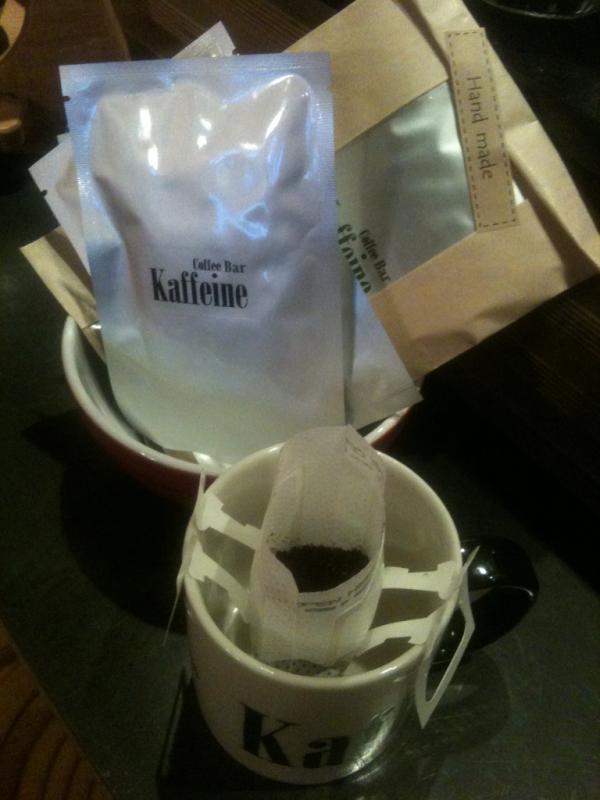kaffeine2011's tweet photo. 가정에서!! 사무실에서!!
 신선한 원두커피를 손쉽게 마시고 싶으신 분들에게 희소식!!
Kaffeine "Drip Bag"이 출시되었습니다!막볶은 신선한 원두를 간편하게 즐겨보세요!! #coffedang #분당 http://t.co/40mmBAWp